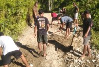 Warga Desa Yaba Gelar Gotong royong perbaikan jalan dan jembatan