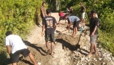 Warga Desa Yaba Gelar Gotong royong perbaikan jalan dan jembatan
