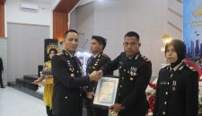 Foto: Kapolsek Gane Barat Ipda Ruslan Anwar dapat penghargaan di hari Bhayangkara ke-80