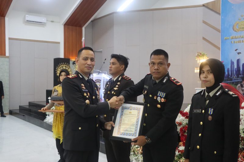 Foto: Kapolsek Gane Barat Ipda Ruslan Anwar dapat penghargaan di hari Bhayangkara ke-80