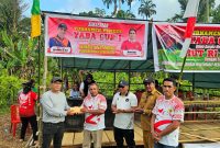 Foto, Penyerahan Bantuan Tunai Oleh Menejemen PT. IMM Kepada Panitia Turnamen Sepak Bola Pemdes Cup