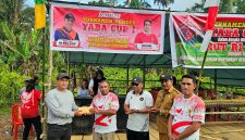 Foto, Penyerahan Bantuan Tunai Oleh Menejemen PT. IMM Kepada Panitia Turnamen Sepak Bola Pemdes Cup