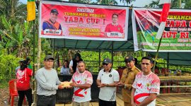 Foto, Penyerahan Bantuan Tunai Oleh Menejemen PT. IMM Kepada Panitia Turnamen Sepak Bola Pemdes Cup