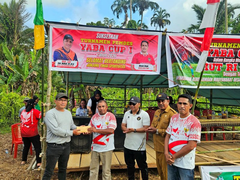 Foto, Penyerahan Bantuan Tunai Oleh Menejemen PT. IMM Kepada Panitia Turnamen Sepak Bola Pemdes Cup