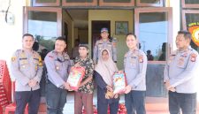 Foto: Kapolres Halmahera Selatan AKBP Hendra Gunawan, S.H., S.I.K., M.M., menyerahkan bantuan sembako kepada warga Desa Indari