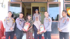 Foto: Kapolres Halmahera Selatan AKBP Hendra Gunawan, S.H., S.I.K., M.M., menyerahkan bantuan sembako kepada warga Desa Indari
