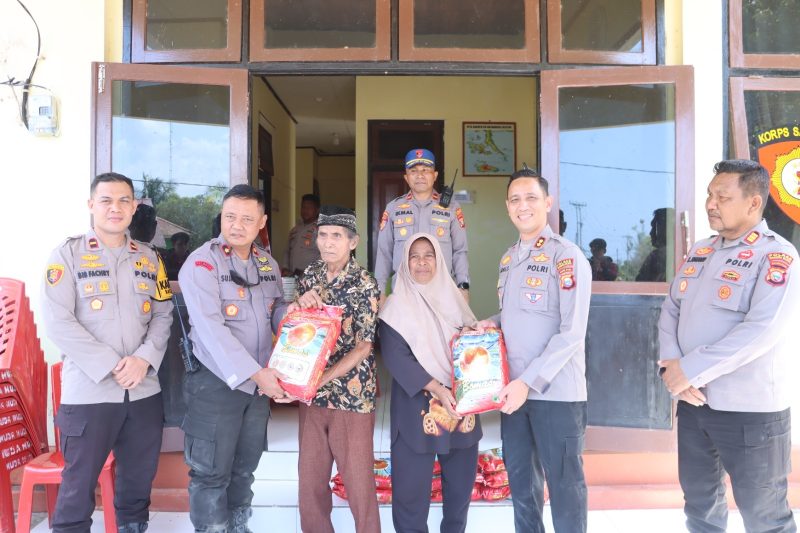 Foto: Kapolres Halmahera Selatan AKBP Hendra Gunawan, S.H., S.I.K., M.M., menyerahkan bantuan sembako kepada warga Desa Indari