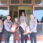 Foto: Kapolres Halmahera Selatan AKBP Hendra Gunawan, S.H., S.I.K., M.M., menyerahkan bantuan sembako kepada warga Desa Indari