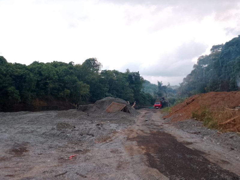 Foto: Aktivitas Galian C di sungai Waikop Kabupaten Halmahera Tengah 