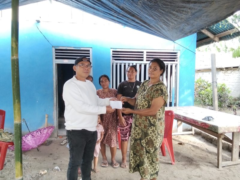 Foto, PT IMM Berikan Santunan Duka Kepada Warga Desa Yaba 