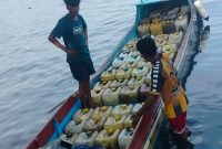 Foto: pemuataan BBM bersubsidi milik Kepala Desa Sali 