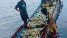 Foto: pemuataan BBM bersubsidi milik Kepala Desa Sali 
