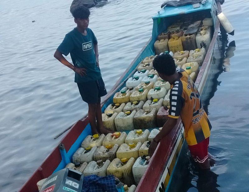 Foto: pemuataan BBM bersubsidi milik Kepala Desa Sali 