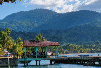 Foto, Proses Penyaluran Minyak Tanah Di Pelabuhan Babang