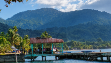 Foto, Proses Penyaluran Minyak Tanah Di Pelabuhan Babang