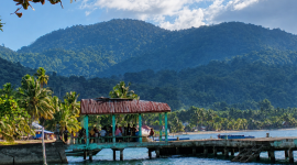 Foto, Proses Penyaluran Minyak Tanah Di Pelabuhan Babang
