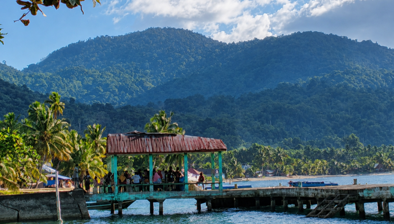 Foto, Proses Penyaluran Minyak Tanah Di Pelabuhan Babang