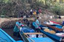 Foto: warga Desa laluin gunakan perahu Untuk mengambil air di pulau sebelah 