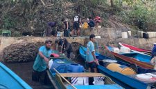 Foto: warga Desa laluin gunakan perahu Untuk mengambil air di pulau sebelah 