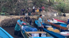 Foto: warga Desa laluin gunakan perahu Untuk mengambil air di pulau sebelah 