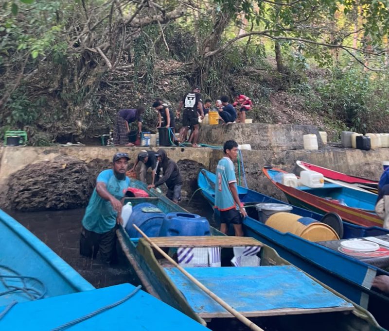 Foto: warga Desa laluin gunakan perahu Untuk mengambil air di pulau sebelah 