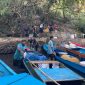 Foto: warga Desa laluin gunakan perahu Untuk mengambil air di pulau sebelah 